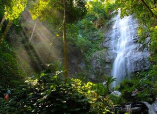 น้ำตกม่อนหินไหล