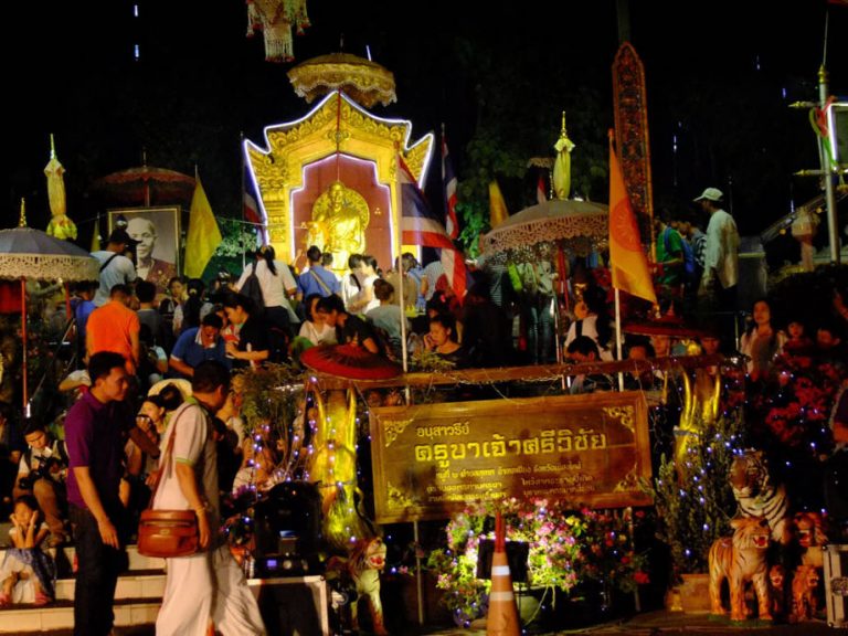 งานประเพณีเดินขึ้นดอยสุเทพ ในวันวิสาขบูชา