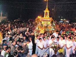 ประเพณีเดินขึ้นดอยสุเทพในวันวิสาขบูชา ประเพณีเดินขึ้นดอยสุเทพ