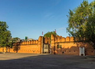 ประตูท่าแพ ประตูท่าแพ(ชั้นใน) หรือชื่อเดิม ประตูเชียงเรือก เป็นประตูทางทิศตะวันออก และเป็น 1 ใน 5 ประตูเมืองชั้นในของเวียงเชียงใหม่