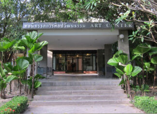 หอนิทรรศการศิลปวัฒนธรรม มหาวิทยาลัยเชียงใหม่ หอนิทรรศการศิลปวัฒนธรรม มหาวิทยาลัยเชียงใหม่ หอศิลป์ มช. เลขที่ 329 ถนน นิมมานเหมินทร์ ต.สุเทพ อ.เมืองเชียงใหม่ จ.เชียงใหม่ 50200 โดยมีเจตนารมณ์ที่จะให้หอนิทรรศการศิลปวัฒนธรรม จัดตั้งขึ้นในส่วนภูมิภาค เพื่อเป็นศูนย์กลางของการดำเนินกิจกรรมที่เกี่ยวกับศิลปวัฒนธรรมในท้องถิ่นภาคเหนือ