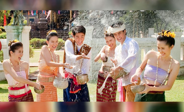 ประเพณีปีใหม่เมือง  สำหรับคนเหนือด้วยเอกลักษณ์ของภาษาเหนือ ภาษากำเมือง ที่ฟังแล้วไพเราะเสนาะหูอยู่แล้วก็จะมีเพลงปี๋ใหม่เมือง ที่เป็นเอกลักษณ์นิยมเปิดในช่วงเทศกาลปี๋ใหม่เมือง ซึ่งจะให้ความไพเราะเข้ากับบรรยากาศช่วงปี๋ใหม่เมืองของทางเหนือเป็นอย่างมาก