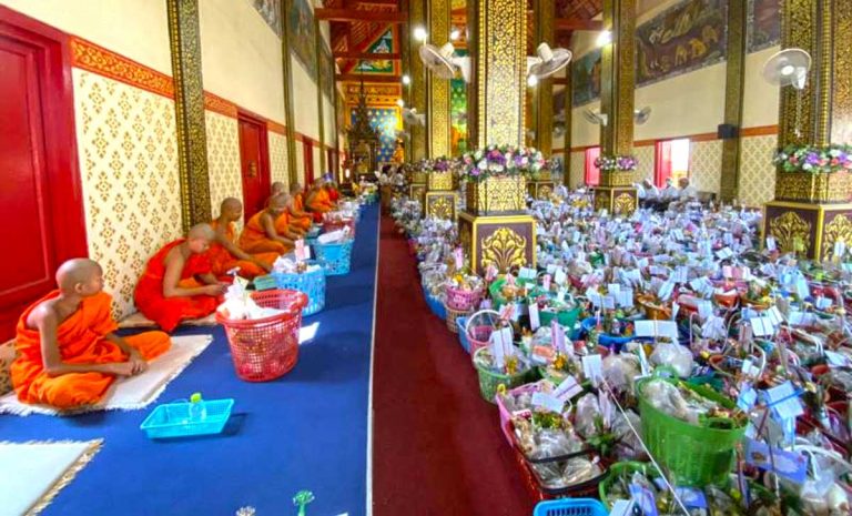 ประเพณีอุทิศหาผู้ตาย บางทีเรียกว่า ประเพณีเดือน 12 เป็ง ประชาชนในภาคเหนือ นิยมอุทิศส่วนบุญส่วนกุศลไปให้บรรพบุรุษของตน คือ พ่อ แม่ ปู่ ย่า ตายาย ลุงป้า ญาติพี่น้องที่ล่วงลับไปแล้ว
