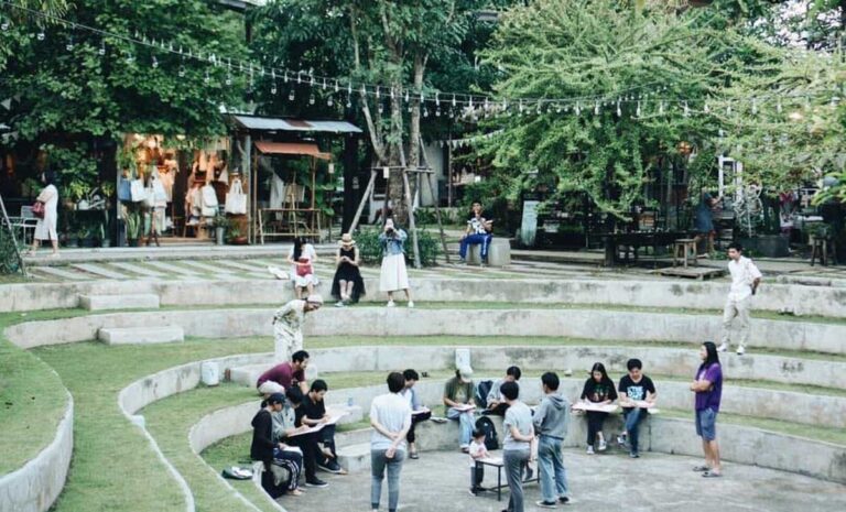 Friday Sketch & Kvetch at Bann Kang Wat
